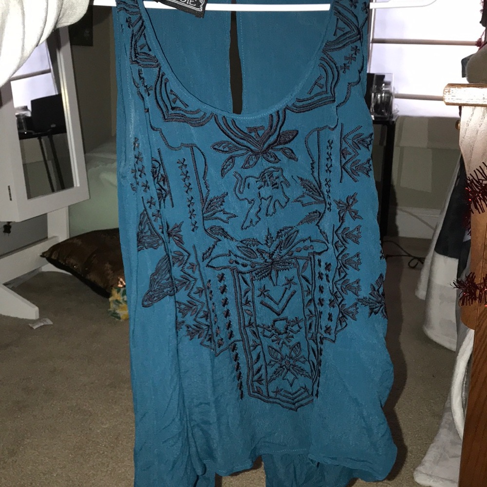 Cute shirt with slit back